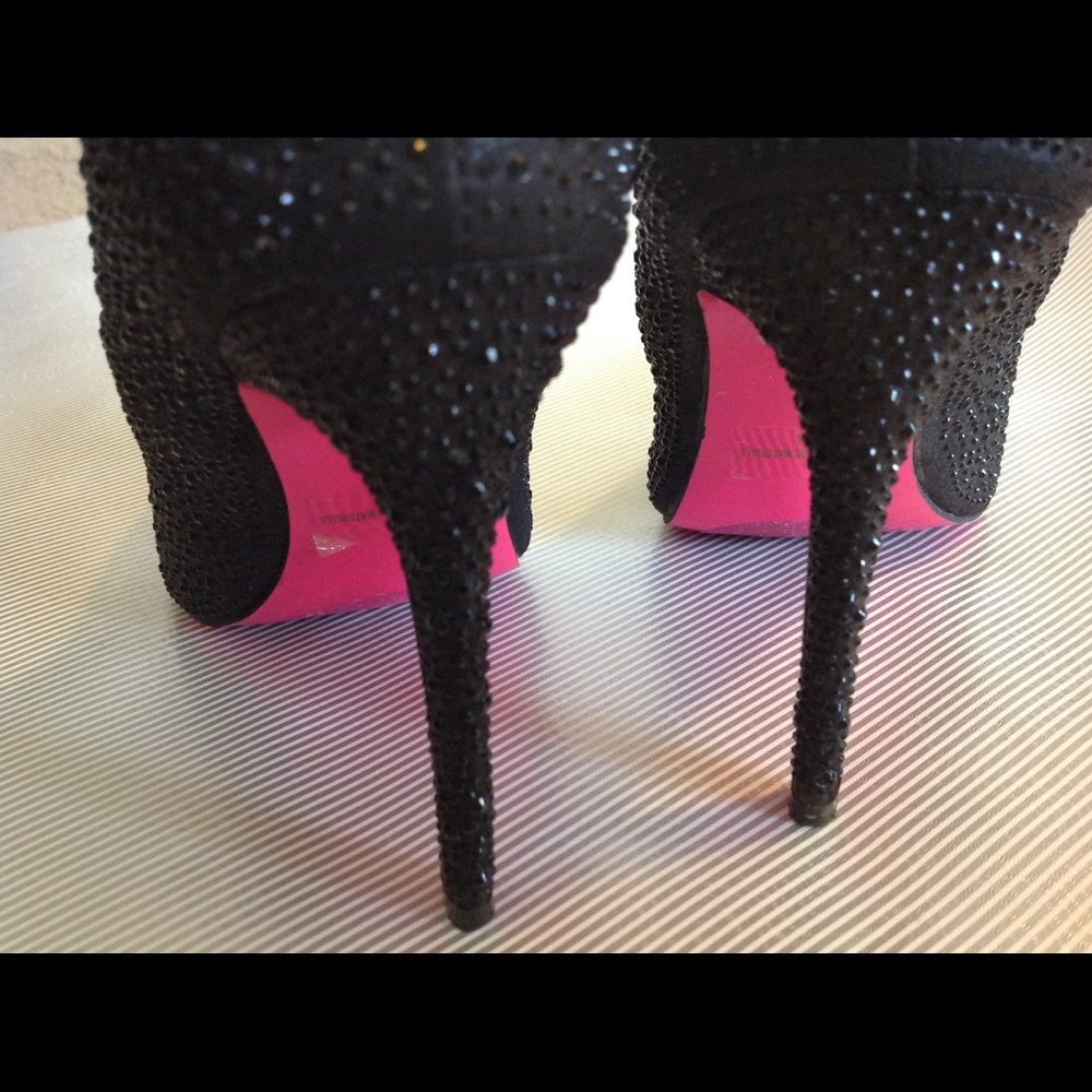 Gorgeous heels with pink bottoms - Picture 5 of 6